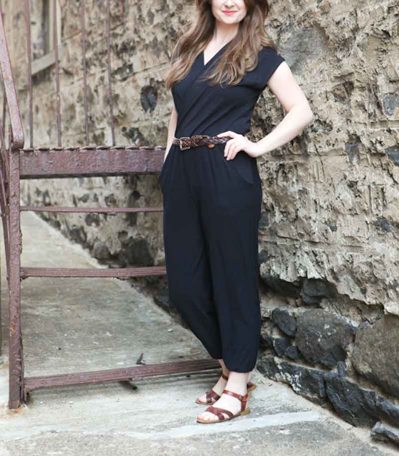 How To Dress Elegantly-A-jumpsuit-combined-with-ankle-exposing-technique